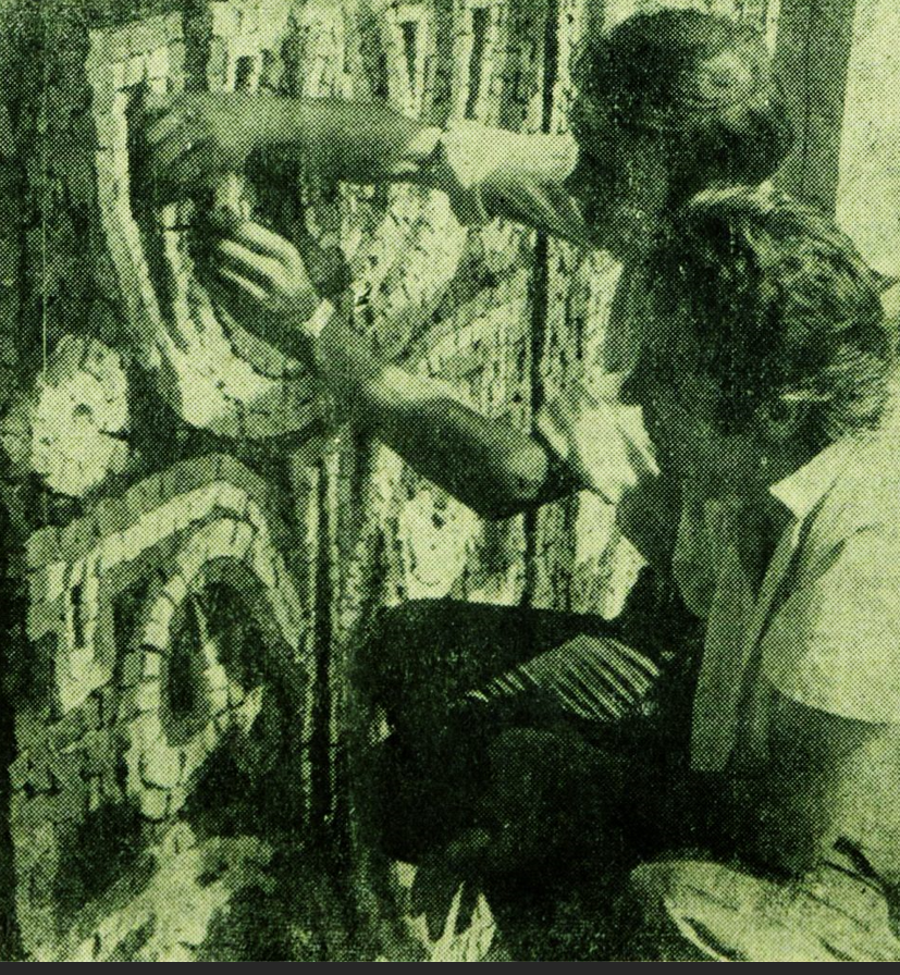 Реставрация на увреден фрагмент от мозаечното пано пред входа на музей „Етър“